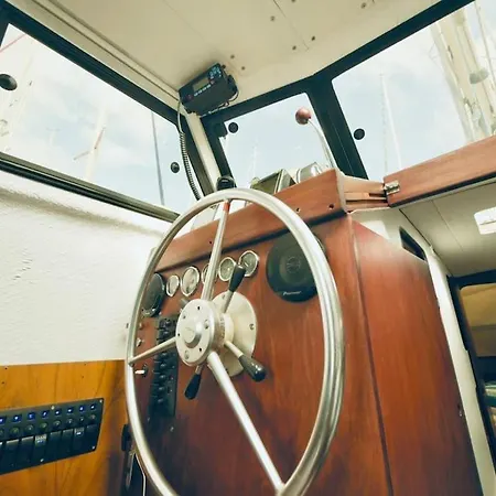 Sleep Aboard A Beautiful Sailboat In - Marina Parque Nacoes