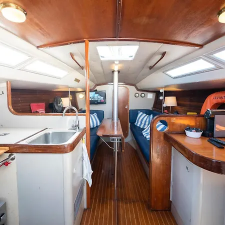 船上ホテル Sleep Aboard A Beautiful Sailboat In - Marina Parque Nacoes リスボン