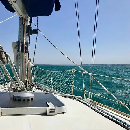 Sleep Aboard A Beautiful Sailboat In - Marina Parque Nacoes 船上ホテル *
